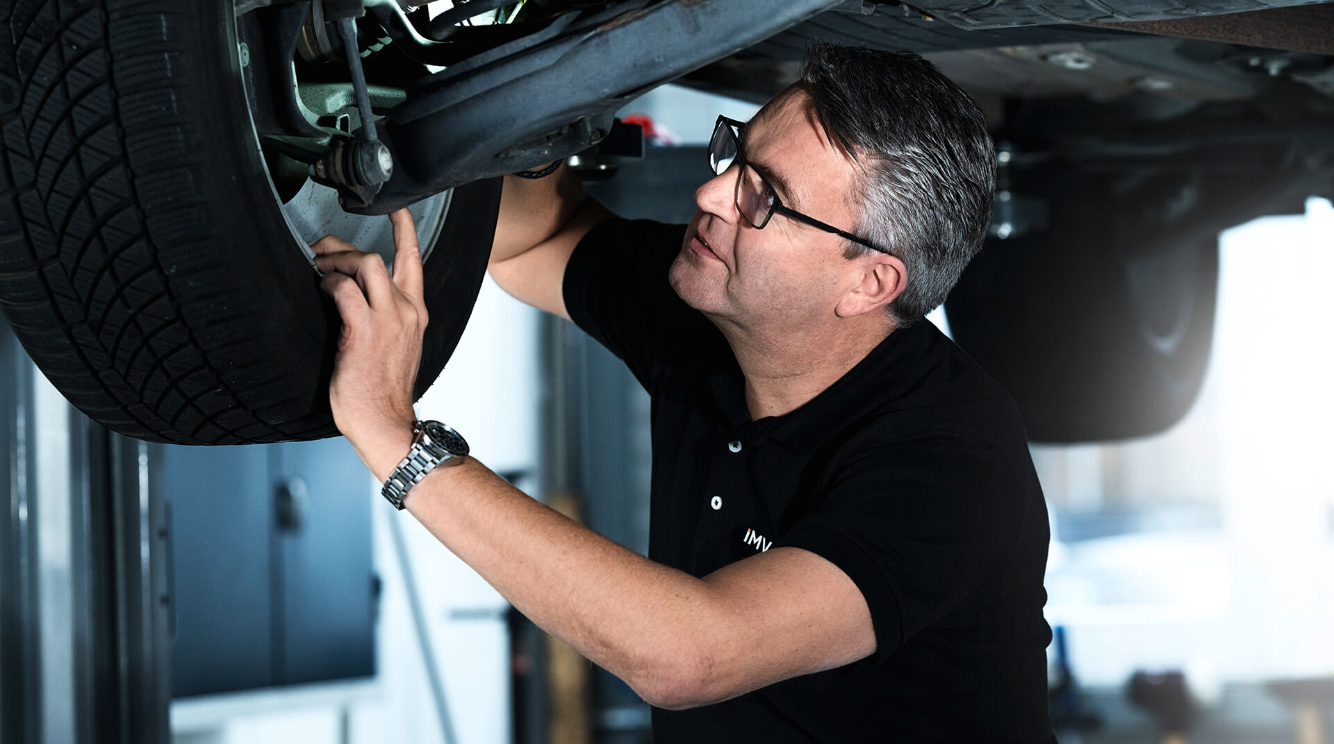 Begutachtung eines Autos von unten